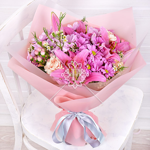 Розовый сапфир - букет из лилий, хризантем и гвоздик